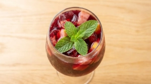 Étape 12: Décorez chaque verre avec un brin de menthe fraî...