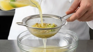 Étape 10: Filtrez le jus obtenu à travers une passoire fine...