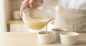 Étape 10: Répartissez l'appareil à flan dans les ramequins...