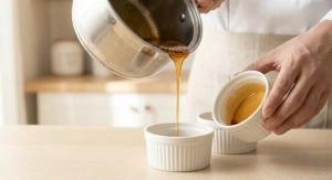 Étape 3: Versez immédiatement le caramel chaud dans le fon...