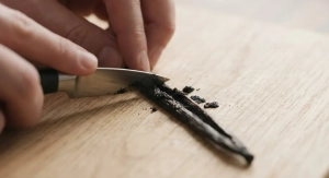 Étape 4: Fendez la gousse de vanille en deux et grattez les...