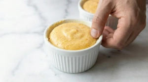 Étape 9: Remplissez les ramequins à ras bord. Lissez la su...