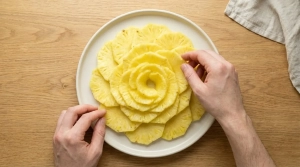 Étape 7: Disposez les fines tranches d'ananas en rosace sur...