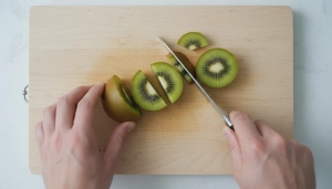 Étape 12: Coupez les kiwis en quatre ou en gros morceaux sel...