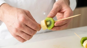 Étape 16: Poursuivez avec un morceau de kiwi pour apporter u...