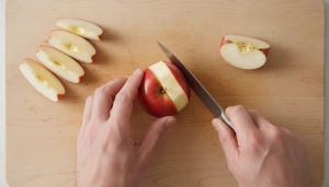 Étape 5: Coupez les pommes en quartiers et retirez le cœur...