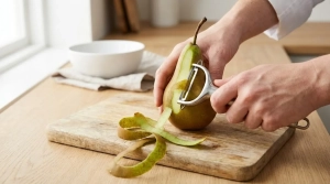 Étape 1: Pelez les poires délicatement en veillant à cons...