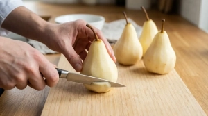 Étape 3: Coupez légèrement la base de chaque poire pour q...