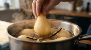 Étape 5: Plongez les poires délicatement dans le sirop bou...