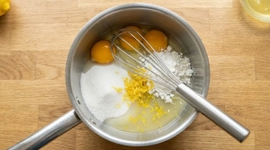 Étape 5: Dans la casserole avec les jaunes, ajoutez le sucr...