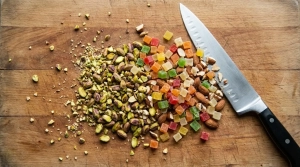Étape 2: Laissez refroidir les fruits secs puis concassez-l...