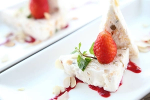 Nougat glacé au coulis de fruits rouges