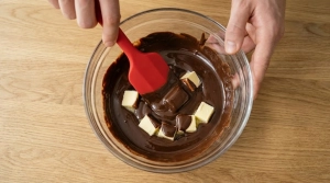 Étape 3: Une fois le chocolat fondu, ajoutez le beurre en p...