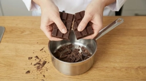 Étape 6: Dans une casserole, cassez le chocolat noir en pet...