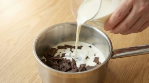 Étape 7: Versez la crème liquide par-dessus le chocolat....