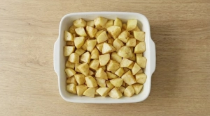 Étape 6: Versez les pommes assaisonnées dans le plat et r�...