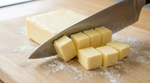 Étape 8: Coupez le beurre bien froid en petits dés....