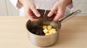 Étape 1: Cassez le chocolat noir en morceaux et coupez le b...