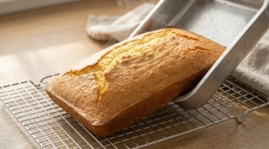 Étape 11: Sortez le gâteau du four et laissez-le tiédir qu...