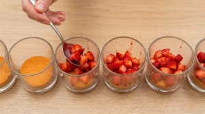 Étape 12: Ajoutez une généreuse couche de dés de fraises ...