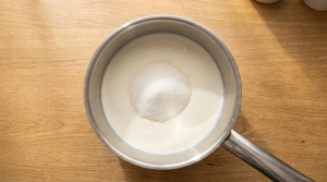 Étape 3: Dans une casserole, versez la crème liquide, le l...