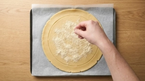 Étape 6: Saupoudrez la poudre d'amande sur le fond de tarte...