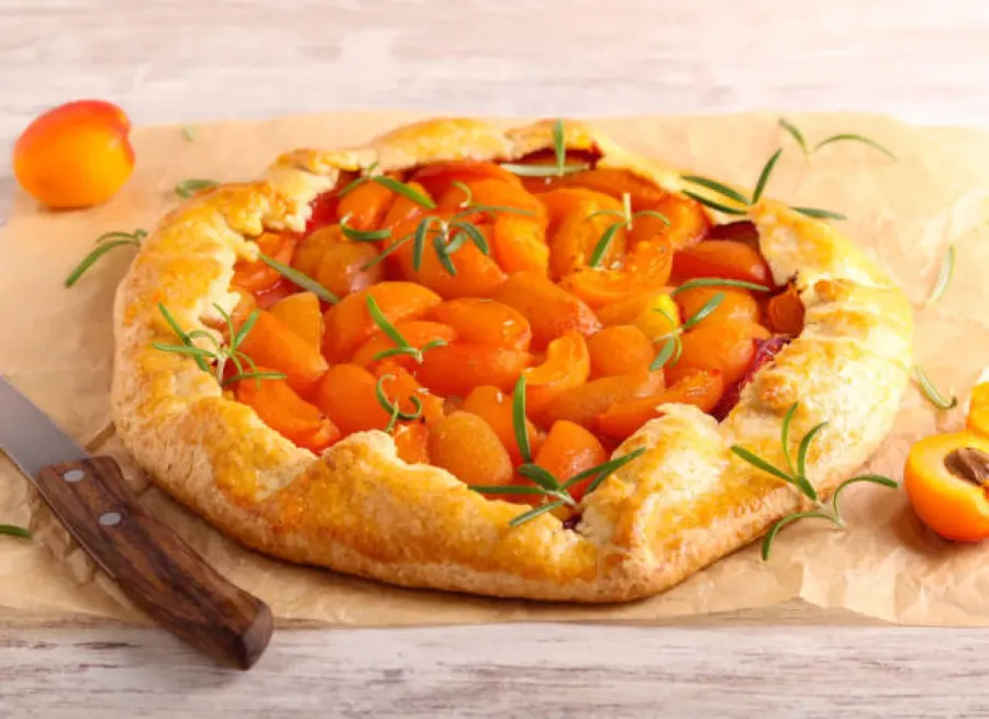 Tarte fine aux abricots et romarin