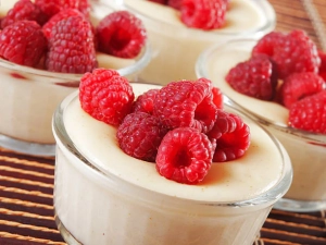 Mousse au chocolat blanc et framboises