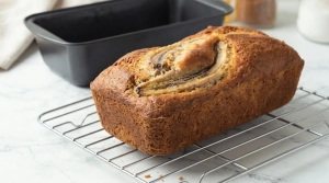 Étape 10: Laissez le banana bread tiédir dans son moule pen...
