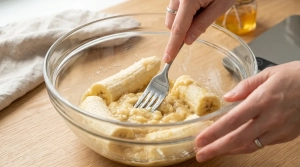 Étape 2: Épluchez et écrasez les bananes dans le saladier...