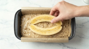 Étape 8: Coupez la banane restante en deux dans le sens de ...