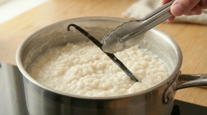 Étape 6: Lorsque le riz affleure le niveau du lait et que l...