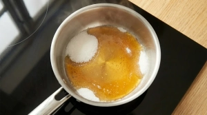 Étape 9: Dans une autre casserole propre, versez 100 g de s...