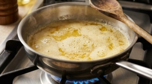 Étape 4: Faites fondre le beurre dans la casserole à feu m...