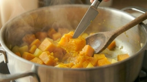 Étape 10: Vérifiez la cuisson en piquant les légumes avec ...