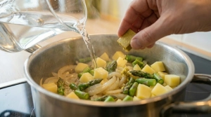 Étape 10: Versez l'eau et émiettez le cube de bouillon de l...