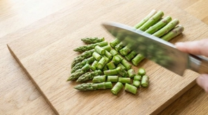 Étape 4: Détaillez le reste des tiges d'asperges en tronç...