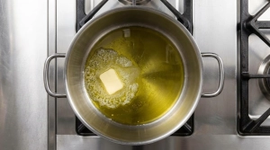Étape 4: Dans la grande casserole, faites fondre le beurre ...
