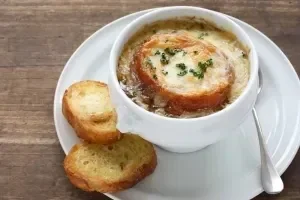 Soupe à l'oignon gratinée