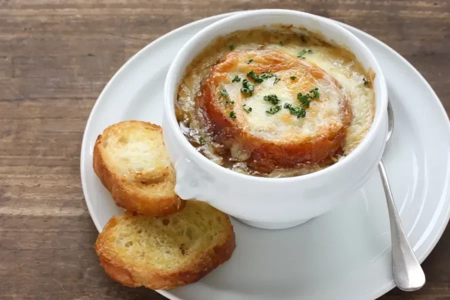 Soupe à l'oignon gratinée