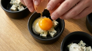 Étape 8: Cassez délicatement un œuf dans chaque ramequin ...