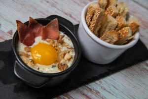 Œuf cocotte au Roquefort et jambon croustillant