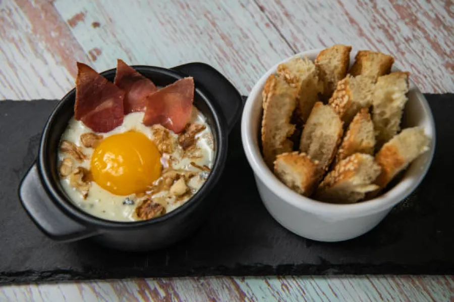 Œuf cocotte au Roquefort et jambon croustillant - Image 2