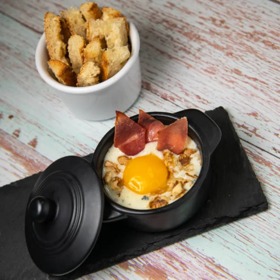 Œuf cocotte au Roquefort et jambon croustillant - Image 3