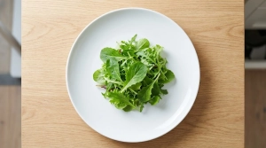 Étape 8: Disposez un lit de jeunes pousses de salade au cen...