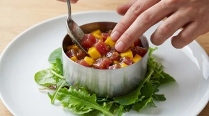 Étape 9: Placez un emporte-pièce sur la salade et rempliss...