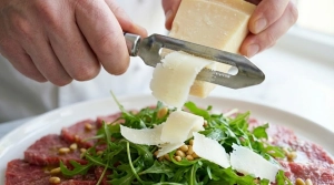 Étape 12: Parsemez généreusement les pignons de pin torré...