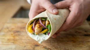 Étape 12: Repliez le bas de la tortilla vers le centre, puis...