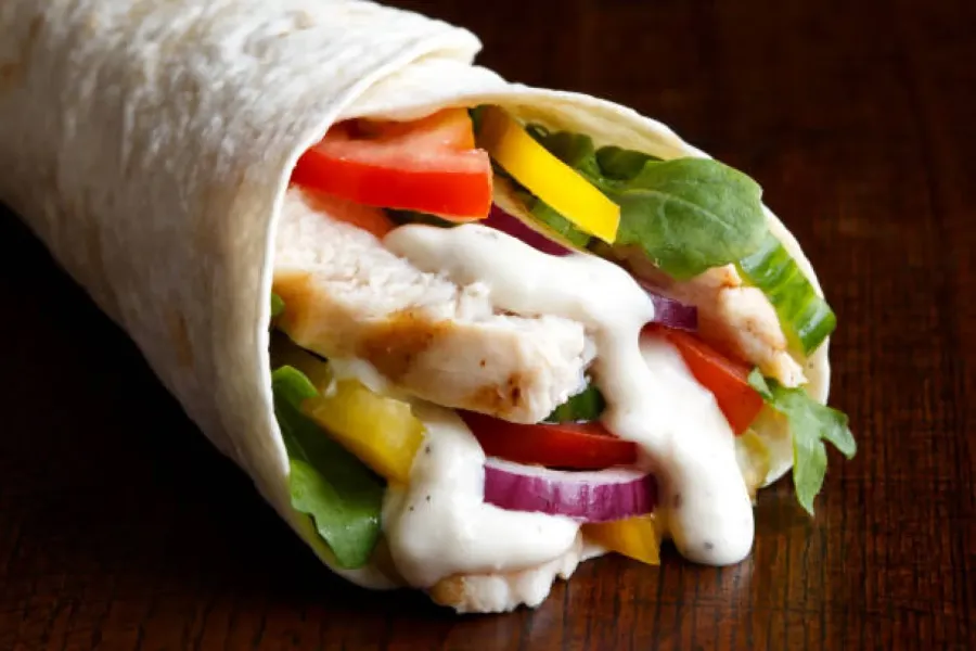 Wrap poulet crudités sauce blanche - Image 2