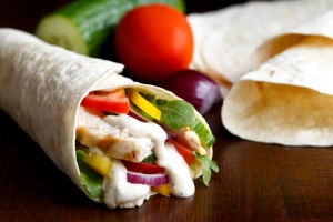 Wrap poulet crudités sauce blanche